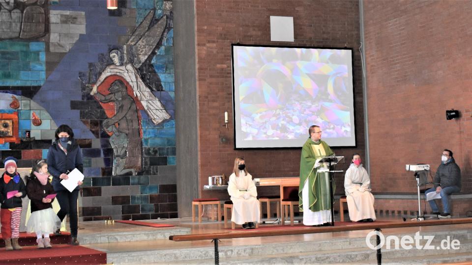 Beim Gottesdienst am Faschingssonntag wurde klar. warum sich die Kinder verkleideten und in andere Rollen schlüpften. Bild: rgr
