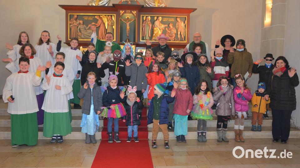 Viele Kinder nutzten am Sonntag die Gelegenheit, den Familiengottesdienst in der Mitterteicher Pfarrkirche kostümiert zu besuchen. Kaplan Daniel Schmid (hinten links) zelebrierte den Gottesdienst, Pfarrer Anton Witt (hinten rechts) hielt eine Predigt in Reimform. Bild: jr
