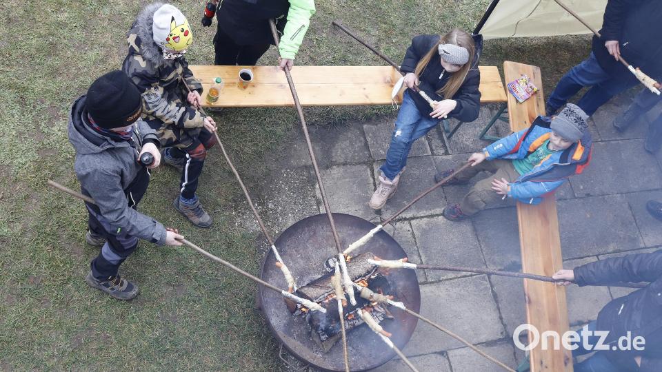 Zum Schluss gibt es Stockbrot und Würstchen sowie warme Getränke. Bild: mfh