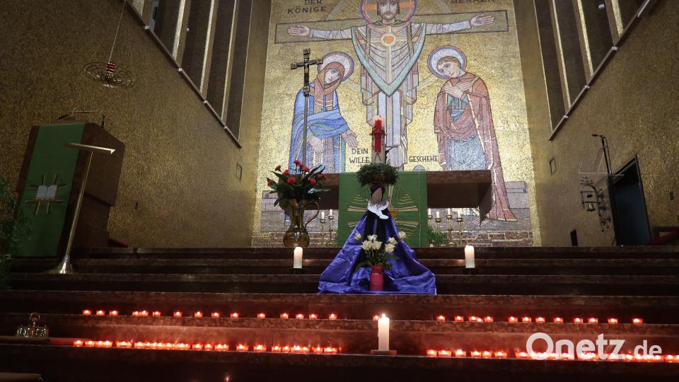 Zahlreiche Gläubige brachten beim ökumenischen Friedensgebet in der Herz Jesu Kirche ihre Friedenslichter zum Altar. Bild: Kunz