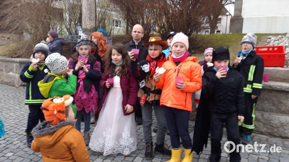 Faschingstreiben mit Pfr. Armin Maierhofer bei Früchtetee und Hefekücheln nach dem Messe am Kirchplatz. Bild: Rosa Schöner/exb
