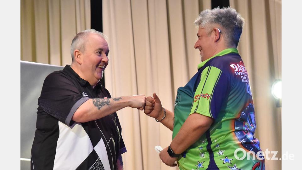 Phil Taylor (links) vor seinem Duell gegen den Organisator Marco &quot;Shorty&quot; Götz. Bild: A. Schwarzmeier