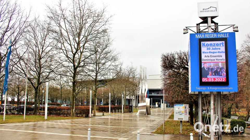 Die digitale Tafel verkündet zweierlei: Die Max-Reger-Halle wird 30 Jahre alt, gefeiert wird mit einer außergewöhnlichen Darbietung. Bild: stg