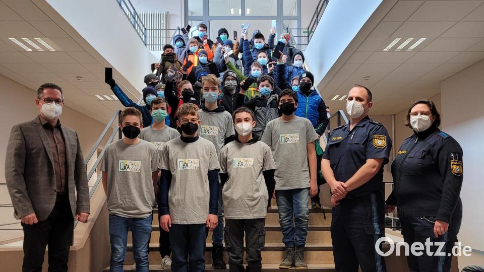 Die Beteiligten des Workshops und des Präventionsprogramms der Polizei. Die Realschule im Stiftland erfüllt mit diesem Medientag die neuesten Forderungen des Kultusministeriums nach vertiefter Vermittlung von Alltagskompetenzen. Bild: Realschule im Stiftland/exb