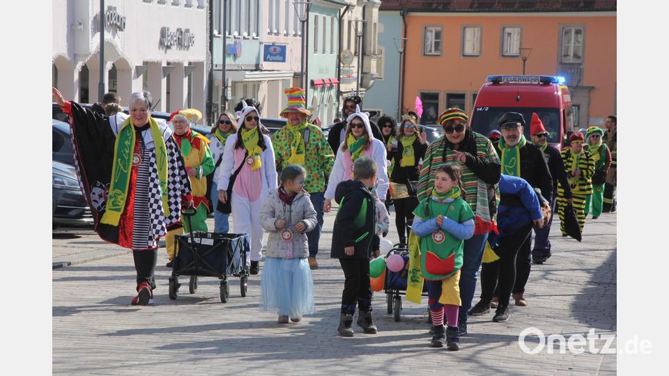 Mit „Helau“-Rufen spazierte die Faschingsgesellschaft Tursiana um den Marktplatz. Bild: kro