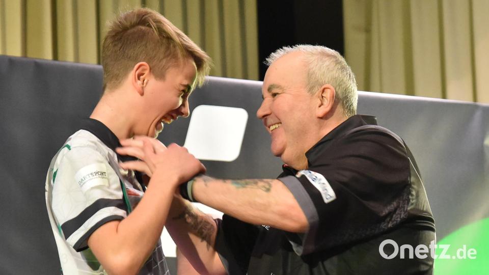 Phil Taylor (rechts) herzt seinen jungen Herausforderer Kimi Seemann aus Weißenberg (Landkreis Amberg-Sulzbach). Bild: A. Schwarzmeier