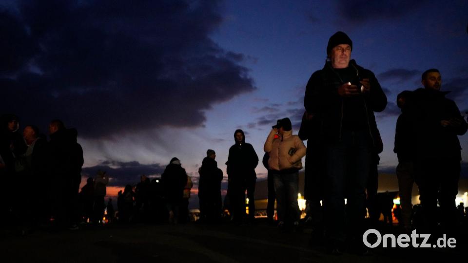 Seit Donnerstag - dem Beginn des russischen Angriffskrieges - sind nach Angaben des UN-Flüchtlingshilfswerks 422.000 Menschen aus der Ukraine geflohen. (Bild von der polnischen Grenze) Bild: Petr David Josek/AP/dpa