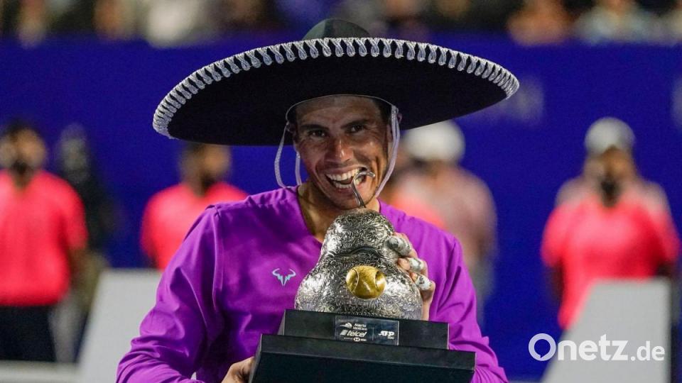 Ist der Pokal auch echt? Tennis-Superstar Rafael Nadal beißt nach seinem Finalsieg gegen den Briten Cameron Norrie beim Turnier in Acapulco in die Trophäe. Bild: Eduardo Verdugo/AP/dpa