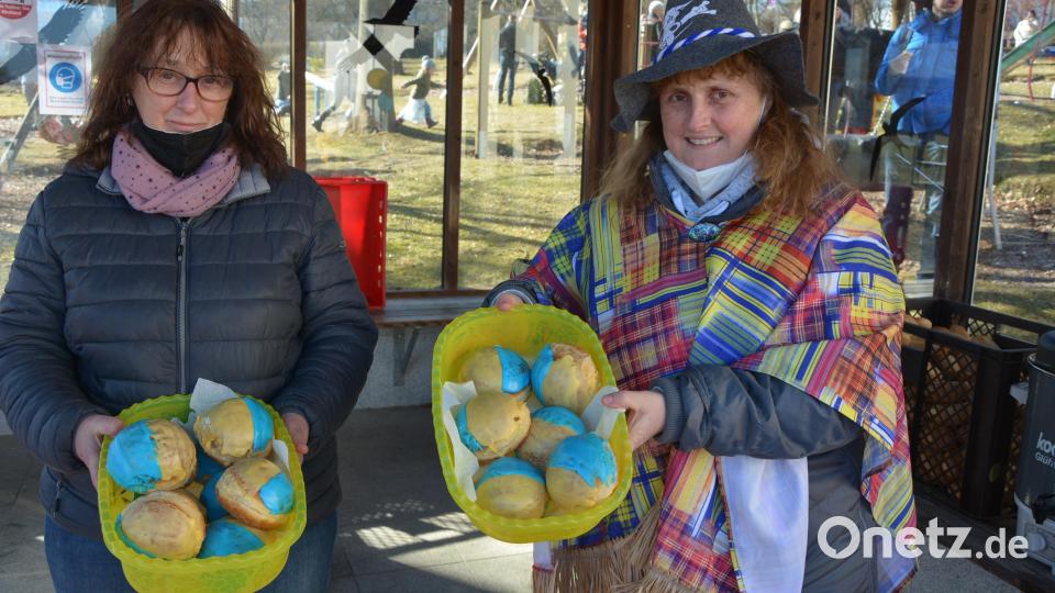 Krapfen in den Nationalfarben der Ukraine, der Erlös kommt den Menschen in dem leidgeprüften Land zugute. Bild: jr