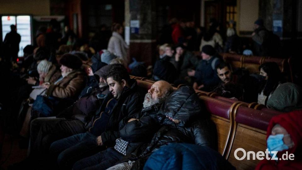 Menschen, die versuchen, aus der Ukraine zu fliehen, schlafen im überfüllten Bahnhof von Lwiw. Bild: Bernat Armangue/AP/dpa