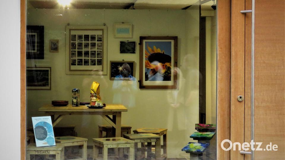 Das neu bestückte Kunstschaufenster erweckt einen gemütlichen Eindruck. Tatsächlich aber sind die Objekte, die es zu sehen gibt, ganz dem Thema &quot;_Corona&quot; unterworfen. Bild: ubb