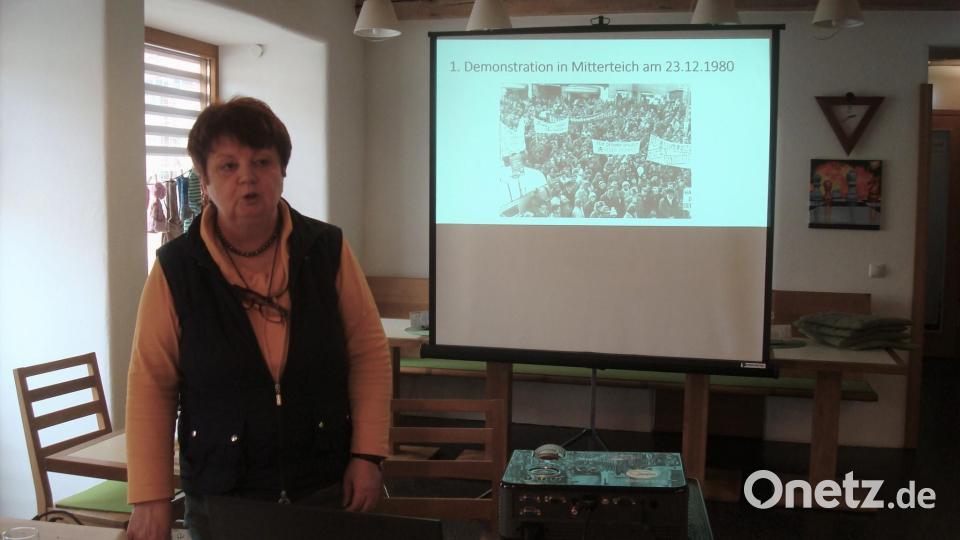 Referentin Monika Beer-Helm erinnerte mit Bild- und Filmausschnitten an die Protestbewegung gegen die Lagerung von Atommüll in Mitterteich. Bild: wmr