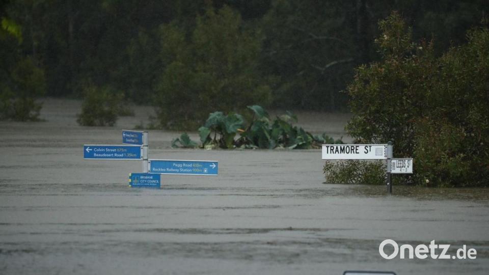 Überschwemmte Straßen in Rocklea in Australien. Seit Tagen anhaltende heftige Regenfälle haben die Pegelstände vielerorts im Nordosten des Landes weiter in die Höhe getrieben. Bild: Jason O’brien/AAP/dpa