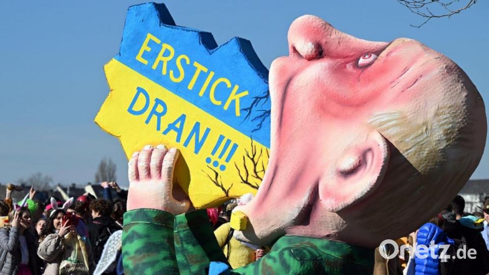 In Düsseldorf üben Karnevalisten mit ihrem Karnevalswagen Kritik an Putins Krieg gegen die Ukraine. Bild: Federico Gambarini/dpa