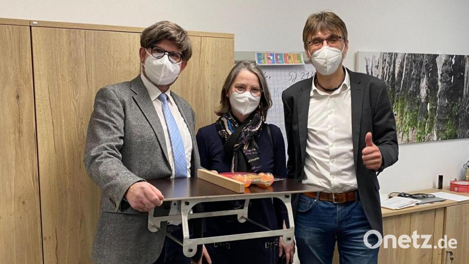 Schulamtsdirektorin Martina Puff (Mitte) mit ihrem Stellvertreter Armin Engel (links) bei der Übergabe der Tischtennisplatte, zusammen mit dem Schulleiter am BSZ, Thomas Metzler (rechts). Bild: BSZ Wiesau/exb
