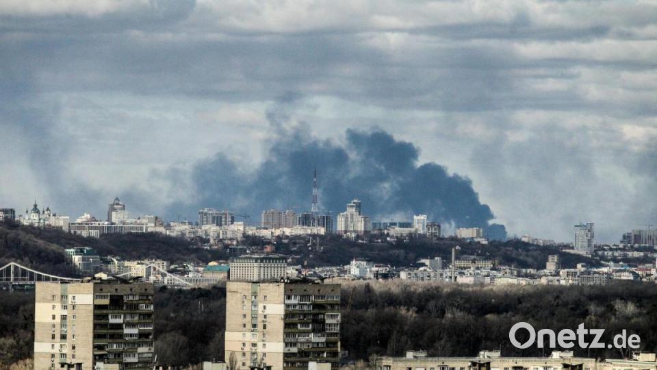 Rauch steigt über dem Teil der ukrainischen Hauptstadt Kiew auf. Die Angriffe der russischen Truppen dauern an. Bild: -/Ukrinform/dpa