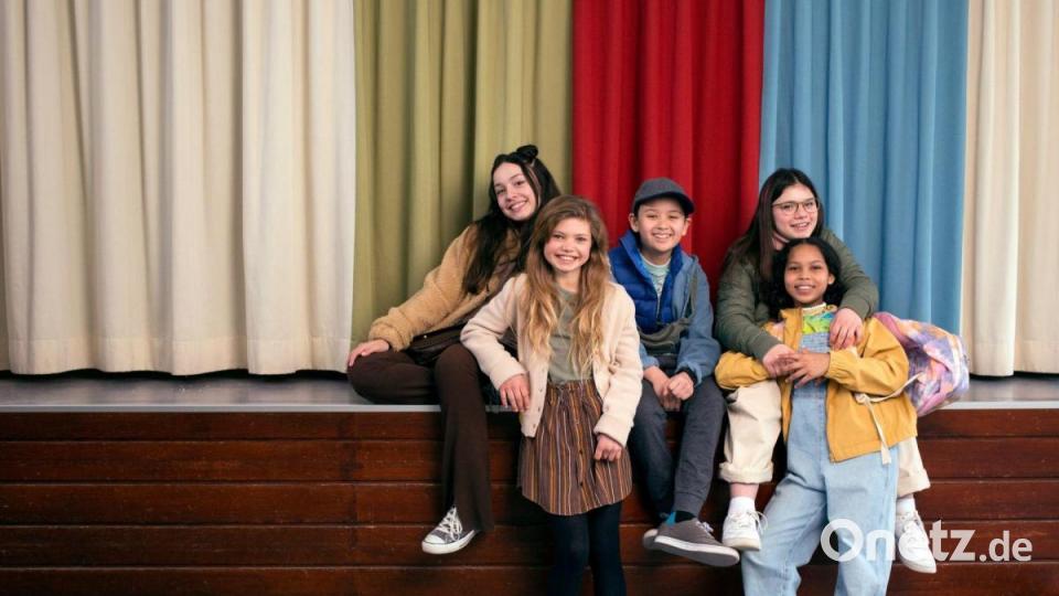 Kinder der 6a stehen für die Drama-Serie „ECHT“ vor der Kamera. Bild: Richard Kranzin/ZDF/dpa