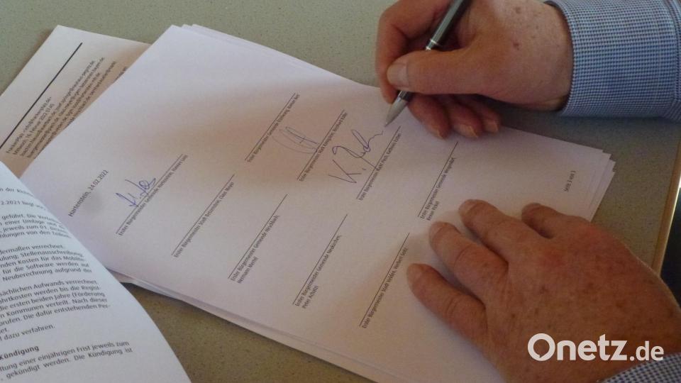 Die Unterschriften von neun Bürgermeistern bringen das gemeinsame Archivprojekt der Frankenpfalz und der Verwaltungsgemeinschaft Neukirchen in Gang. Bild: Verena Frauenknecht/exb