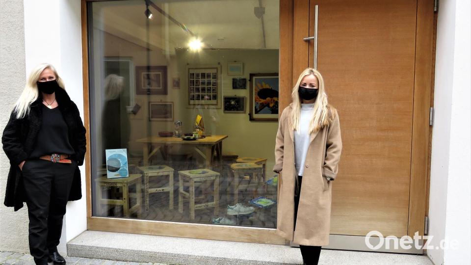 Schulleiterin Claudia Strobl-Dietrich und Lehrerin Alena-Sarah Kneidl sind zufrieden mit dem Ergebnis des Aufbaus. Bild: ubb