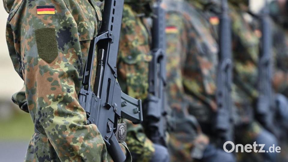 Soldaten vom Informationstechnikbataillon 381 der Kurmark-Kaserne tragen bei einem Apell Sturmgewehre vom Typ G36 von Heckler und Koch. Bild: Patrick Pleul/dpa-Zentralbild/dpa