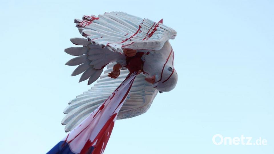 Aufgespießt von einer russischen Fahne blutet eine Friedenstaube - die Figur ist Teil eines Persiflagewagens der die Friedensdemonstration am heutigen Rosenmontag in Köln anführen wird. Bild: Rolf Vennenbernd/dpa