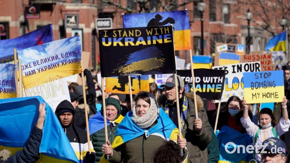 Menschen demonstrieren in der US-Ostküstenstadt Boston gegen die russische Invasion in die Ukraine. Bild: Steven Senne/AP/dpa