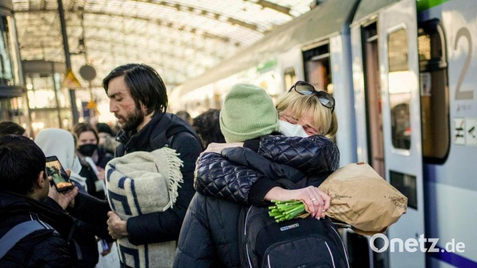 Eine Frau schließt ihre Schwester in die Arme, nachdem diese vor dem Krieg in der Ukraine geflohen ist. Drei Tage hat sie aus Kiew nach Berlin gebraucht. Bild: Kay Nietfeld/dpa