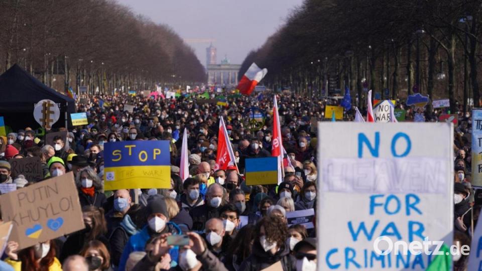 Demonstranten in Berlin fordern mit Schildern und Plakaten Russland auf den Krieg zu stoppen. Bild: Jörg Carstensen/dpa