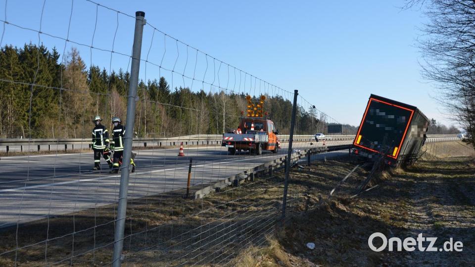 Glück im Unglück hatte ein tschechischer Brummi-Lenker, der sein Gefährt zwischen Leitplanke und Wildschutzzaun zum Stehen brachte. Bild: dob
