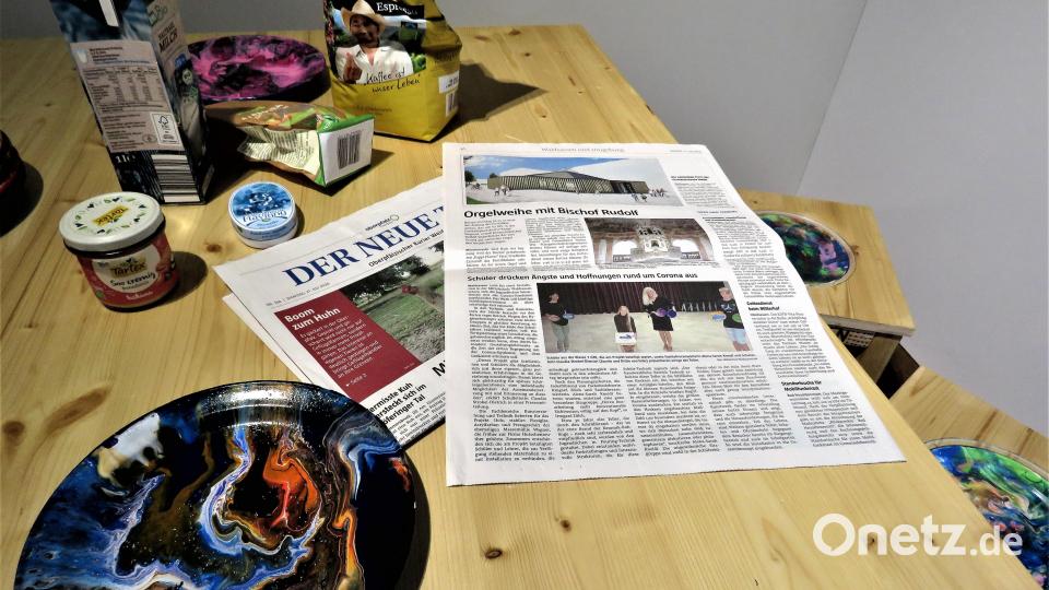 Auch die Tageszeitung &quot;Der neue Tag&quot; wurde zum Kunstobjekt: Die Aussteller von der Mittelschule Waldsassen haben den ausführlichen Bericht über das Schülerprojekt mit in Szene gesetzt. Bild: ubb