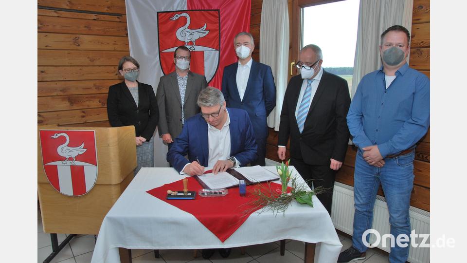 Gemeinde Ammerthal und Telekommunikationsanbieter Glasfaser Direkt unterzeichnen den Kooperationsvertrag. Bild: gsp