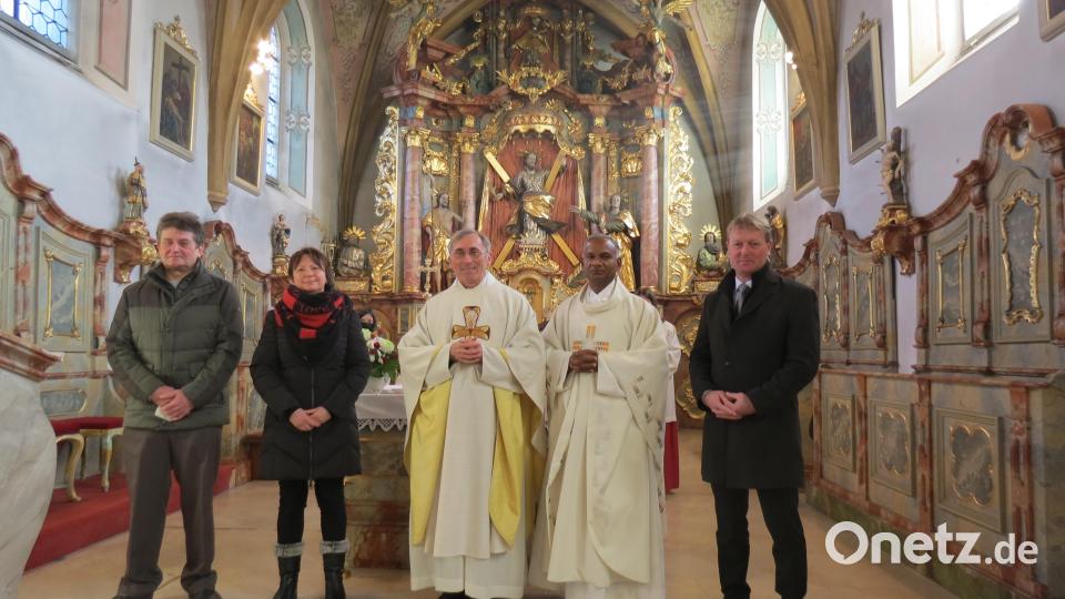 Zum Ehrentitel „Monsignore“ gratulierten Pfarrer Hans Bauer (Dritter von links) Kirchenpfleger Hans Beer, Pfarrgemeinderatssprecherin Sigrid Bogner, Pfarrer Johnson und Bürgermeister Markus Schiesl (von links). Bild: tja