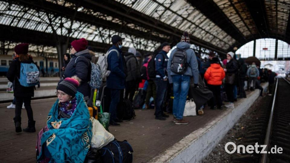An diesem Bahnsteig in der ukrainischen Stadt Lwiw warten Menschen auf einen Zug, um aus ihrer Heimat zu flüchten. Nach Angaben des UN-Flüchtlingshilfswerks sind etwa 368.000 Menschen auf der Flucht. Bild: Bernat Armangue/AP/dpa