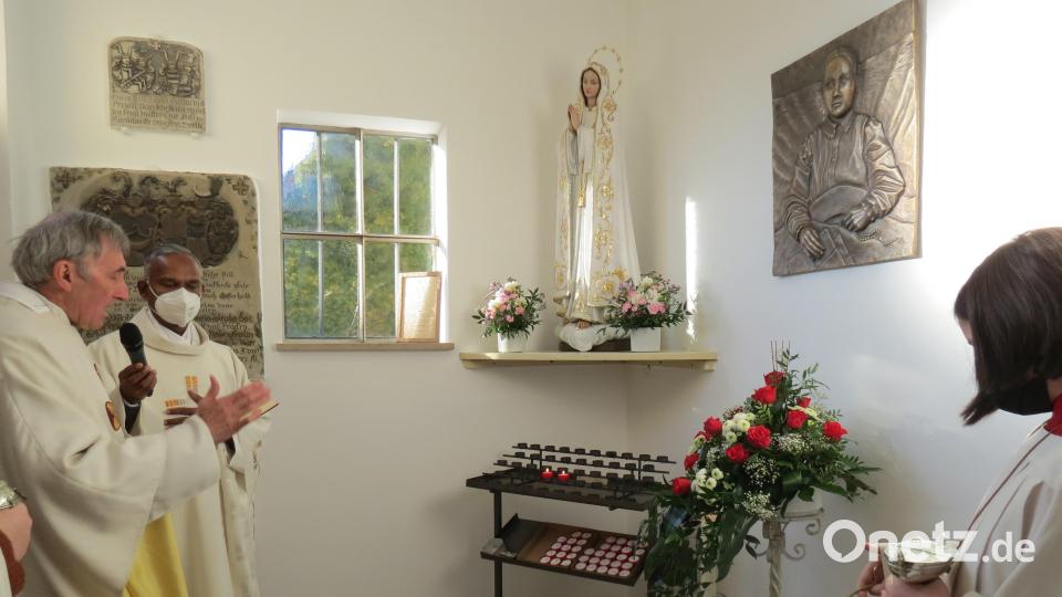 Monsignore Hans Bauer segnete zusammen mit Pfarrer Johnson die Anna-Schäffer-Bronze und die restaurierte Fatima-Mutter-Gottes. Bild: tja