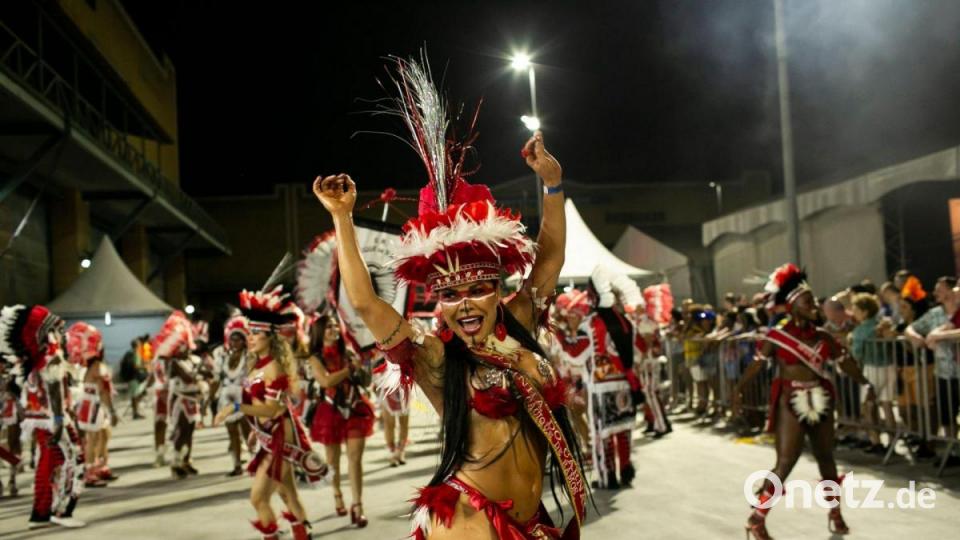 Inoffizieller Karneval: Tänzer und Tänzerinnen der Sambaschule Cacique de Ramos während einer Vorschau in Rio de Janeiro auf die Paraden der Sambaschulen im April dieses Jahres. Bild: Bruna Prado/AP/dpa
