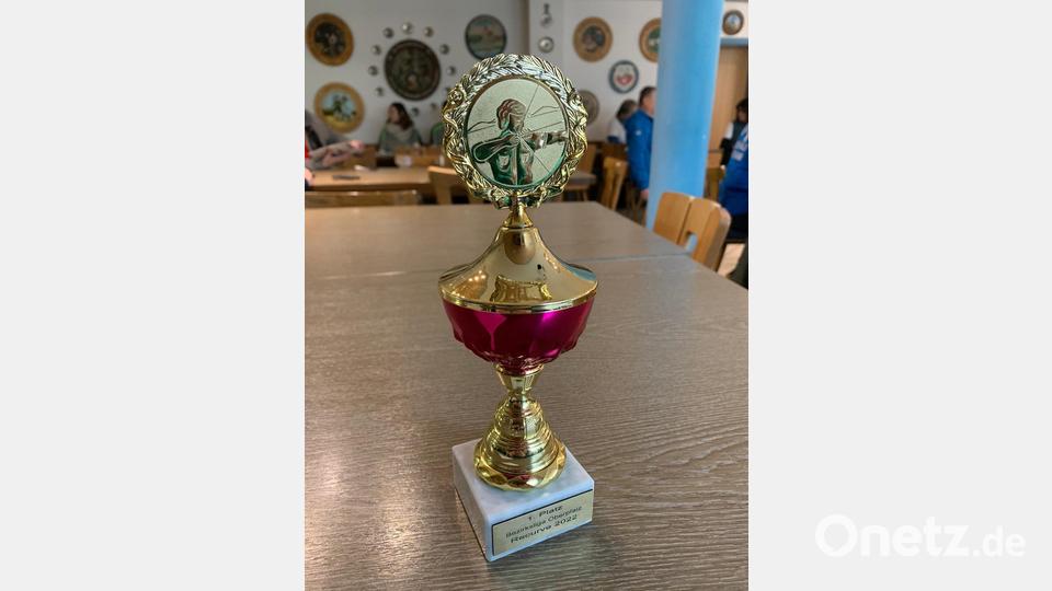 Den Pokal für den Besten in der Recurve-Bogen-Bezirksliga Oberpfalz nahmen die Speckbachpelzer nach Michelfeld mit. Bild: D`Speckbachpelzer 1893 Michelfeld/exb