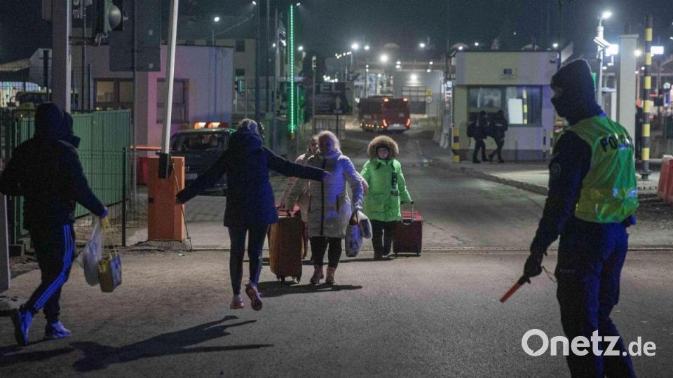 Eine ukrainische Familie kommt am Grenzübergang Medyka in Polen wieder zusammen. Die Vereinten Nationen schätzen, dass der Konflikt je nach Dauer bis zu vier Millionen Flüchtlinge hervorbringen könnte. Bild: Visar Kryeziu/AP/dpa
