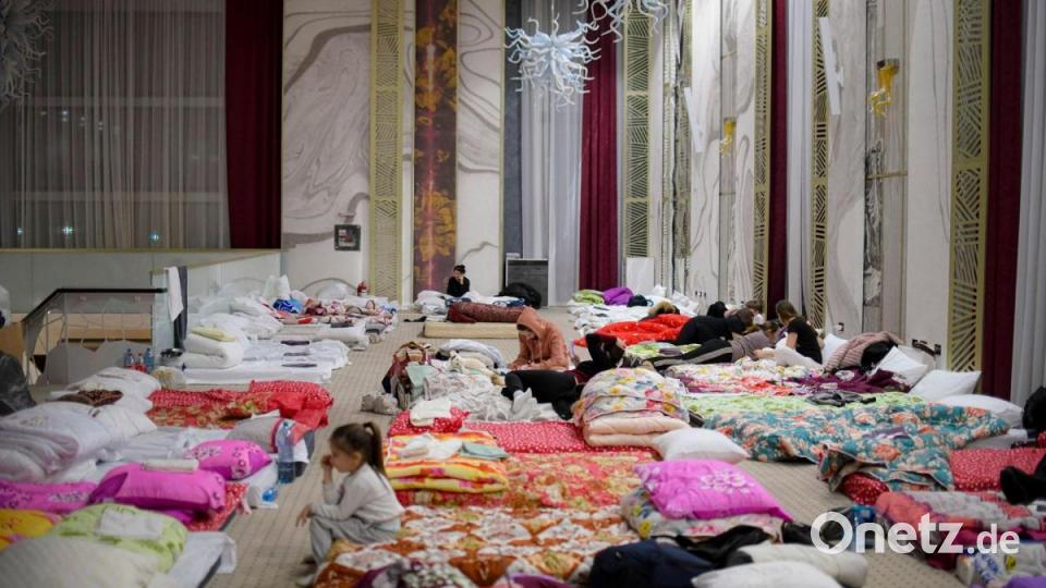 Geflüchtete Menschen aus der Ukraine sind in der Veranstaltungshalle eines Hotels im rumänischen Siret untergebracht. Nach Schätzungen des UN-Flüchtlingshilfswerks (UNHCR) sind bisher weit mehr als 100.000 Menschen aus der Ukraine in Nachbarländer geflüchtet. Bild: Andreea Alexandru/AP/dpa