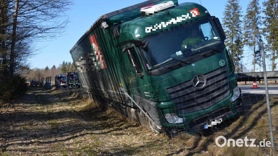 Der LKW drohte umzustürzen. Die Vohenstraußer Feuerwehrleute stützten den Sattelzug ab. Bild: dob