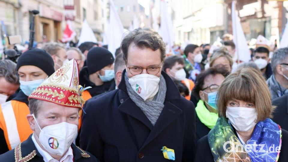 Kölns Oberbürgermeisterin Henriette Reker (r.) mit NRW-Ministerpräsident Hendrik Wüst und Christoph Kuckelkorn (l), Präsident Festkomitee Kölner Karneval, bei der Demo in Köln. Bild: Rolf Vennenbernd/dpa