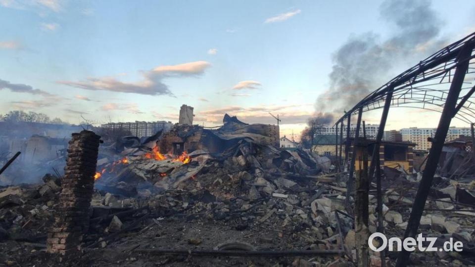 Blick auf durch den Beschuss der russischen Armee zerstörte Häuser in Butscha unweit der ukrainischen Hauptstadt Kiew. Bild: -/Ukrinform/dpa
