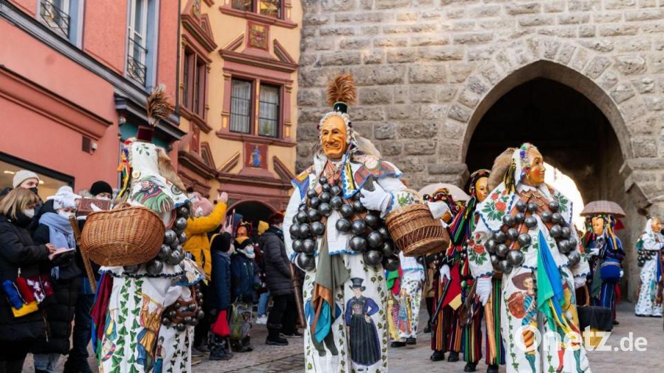 Die Narren ziehen am Fastnachtsmontag durch Rottweil in Baden-Württemberg. Bild: Silas Stein/dpa
