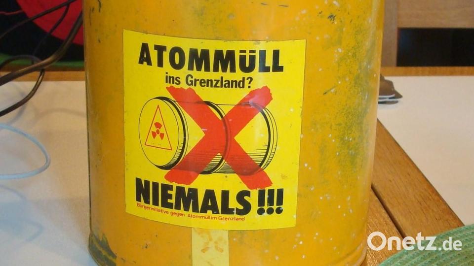 Hans Lugert hatte die Spendendose der Bürgerinitiative zur Erinnerung an die damaligen Ereignisse mitgebracht Bild: wmr