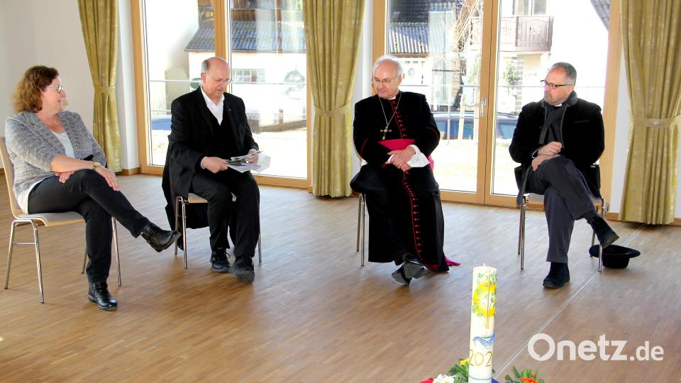 Bei der Gesprächsrunde im Pfarrsaal erhielten Regionaldekan Pfarrer Holger Kruschina und Diözesanbischof Dr. Rudolf Voderholzer von Prodekan Pfarrer Herbert Rösl und stellvertretender Bürgermeisterin Rita Salomon (von rechts) umfangreiche Informationen über die Errichtung des Pfarr- und Jugendheims St. Martin Niedermurach. Bild: Josef Böhm