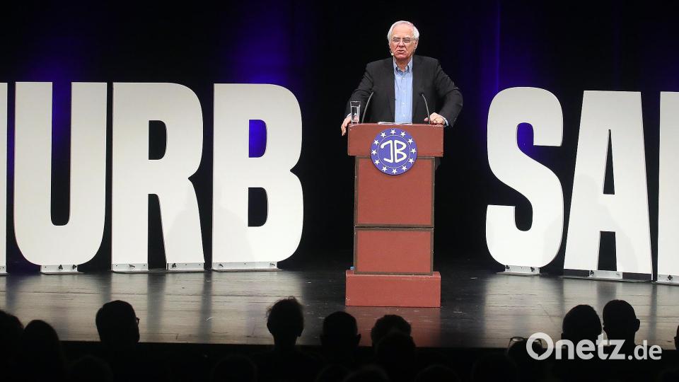 Bei der 10. Amberger Lach-Nacht im Amberger Stadttheater beweist Bruno Jonas einmal mehr, dass er der Alt-Meister des politischen Kabaretts ist. Bild: Wolfgang Steinbacher