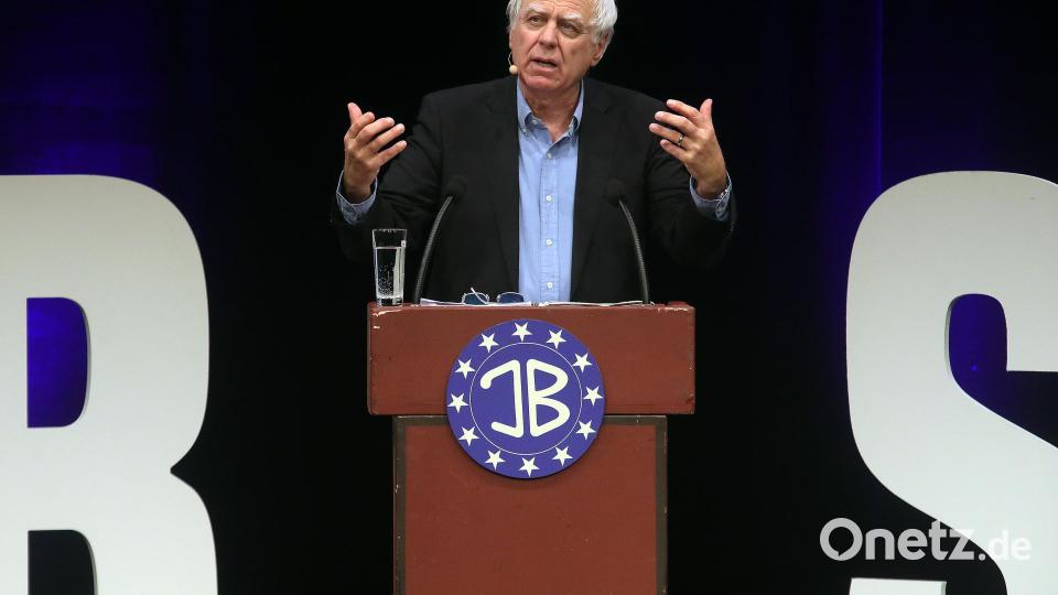Bei der 10. Amberger Lach-Nacht im Amberger Stadttheater beweist Bruno Jonas einmal mehr, dass er der Alt-Meister des politischen Kabaretts ist. Bild: Wolfgang Steinbacher