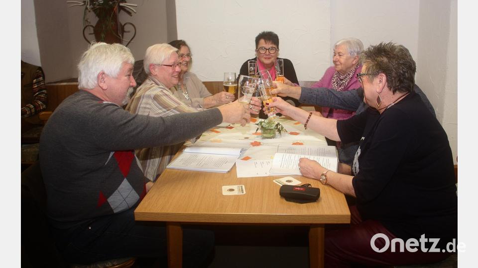 Marita Kuchenreuther (Mitte) lebt in Schurbach. Im Gespräch mit Oberpfalz-Medien lobte sie die Arbeit der beiden Seniorenbeauftragten und die Organisation der Veranstaltungen. Bild: wro