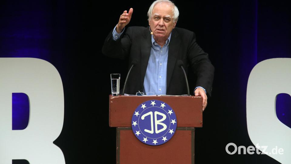Bei der 10. Amberger Lach-Nacht im Amberger Stadttheater beweist Bruno Jonas einmal mehr, dass er der Alt-Meister des politischen Kabaretts ist. Bild: Wolfgang Steinbacher