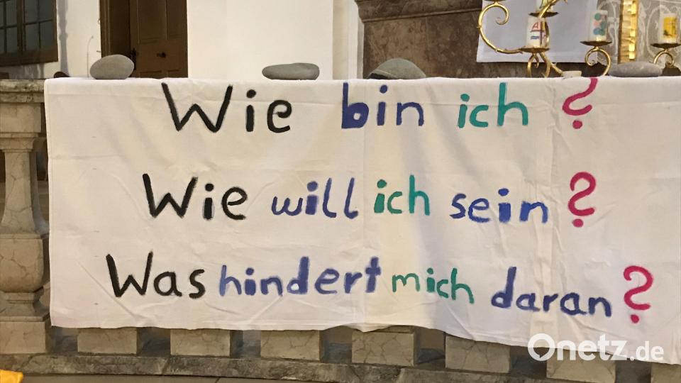 In der Kirche hing ein Banner mit Motto der Andacht des Frauenbundes in Kulmain. Bild: ak