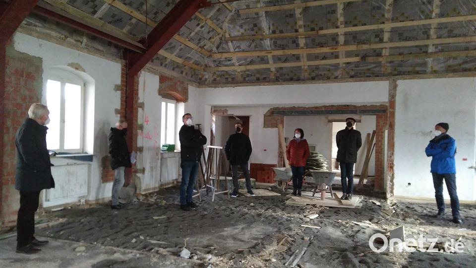 Manche Diskussion war notwendig und alles offen bei der ersten Begehung durch die Kirchenverwaltung und Mitglieder des Pfarrgemeinderats. Bild: mma